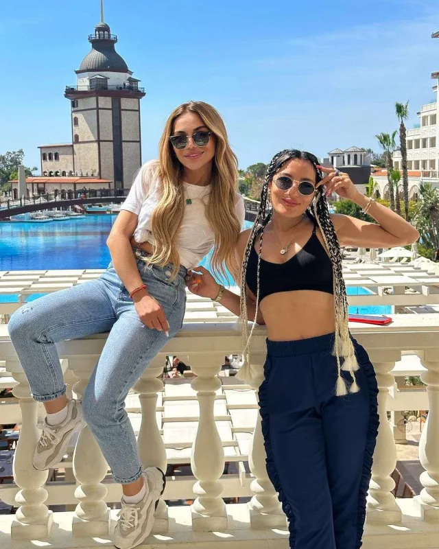 Türkanla Dilarəni bir görüb təəccübləndilər