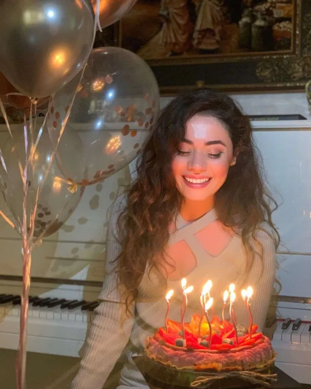 Samirə doğum günündən fotolar paylaşdı