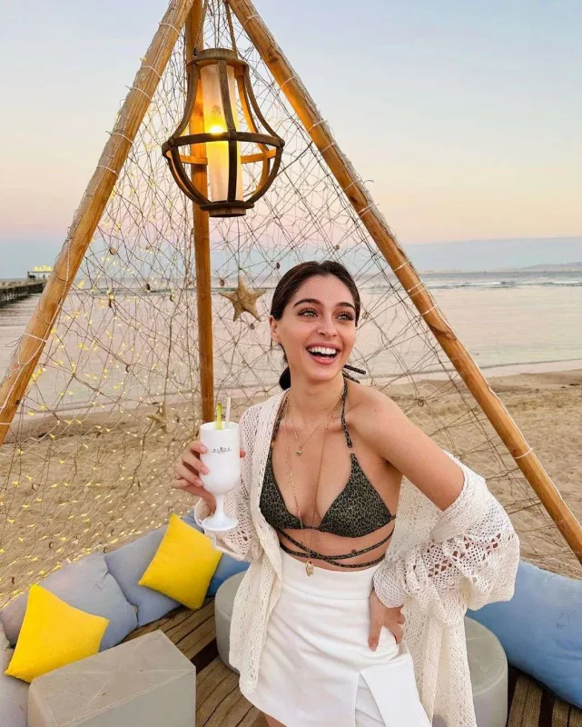 Cemre Baysel onunla eşq yaşayır