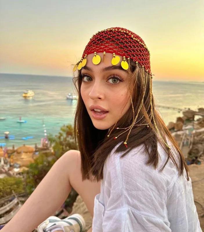 Cemre Baysel onunla eşq yaşayır