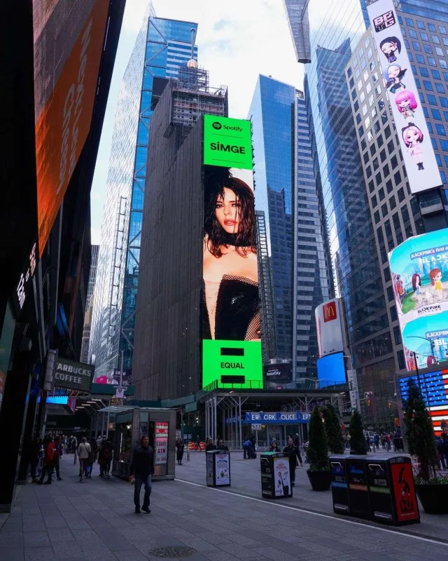 Simgenin fotosu “Times” meydanında