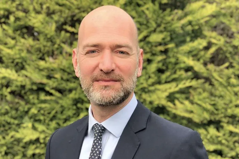 Kral Keti Perridən katibəsi üçün xahiş etdi