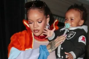 Rihanna oğlu ilə Parisdə...