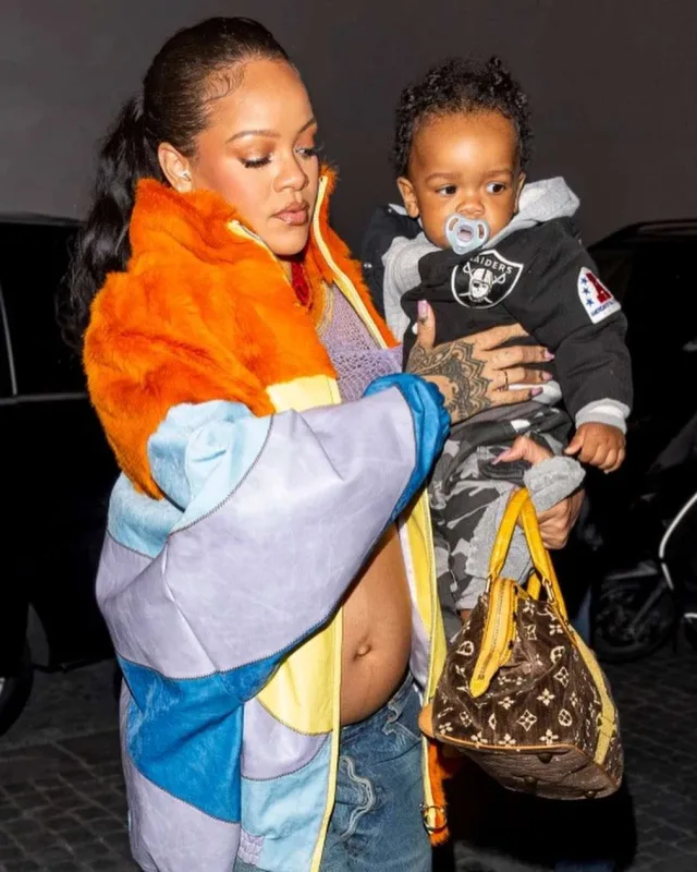 Rihanna oğlu ilə Parisdə...