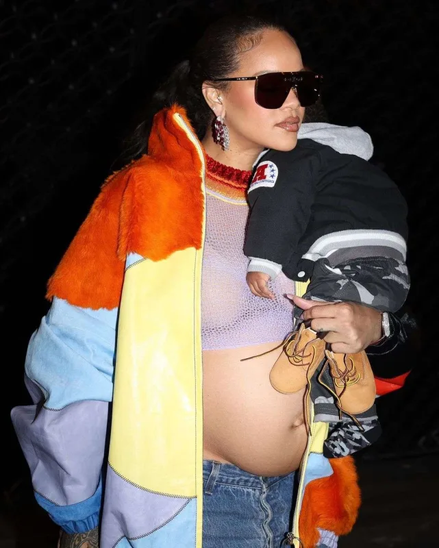 Rihanna oğlu ilə Parisdə...