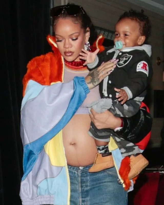 Rihanna oğlu ilə Parisdə...