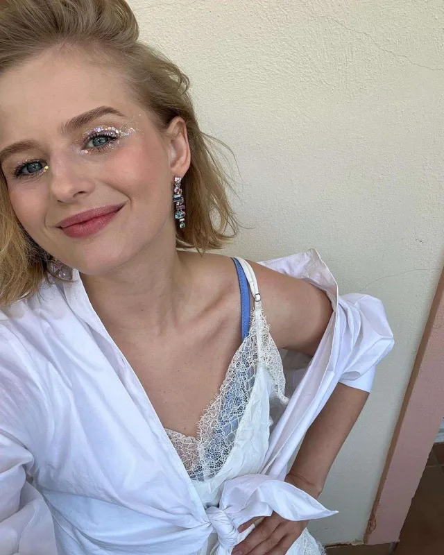 Corc rus aktrisanın qarşısında köynəyini çıxardı