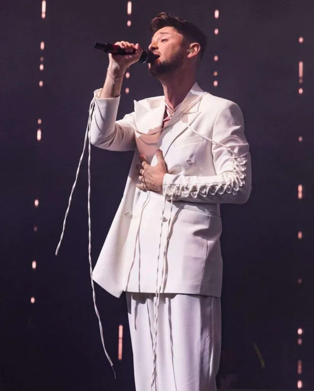 Müzakirə yaradan geyimindən yazdı