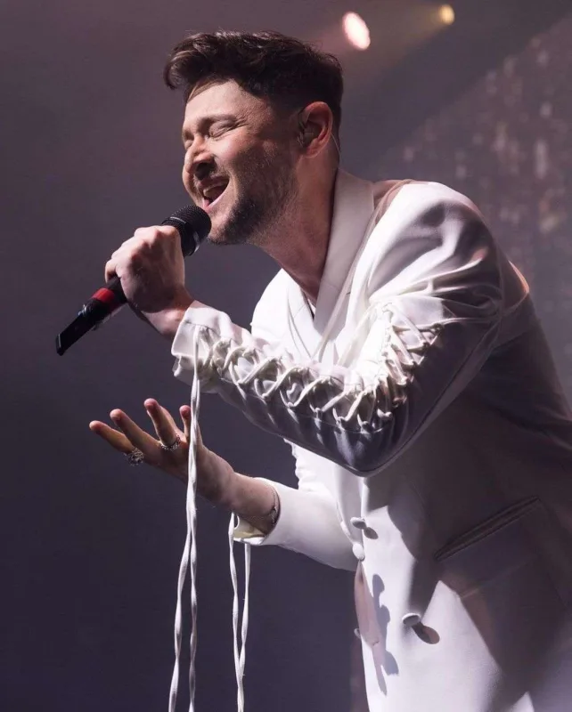 Müzakirə yaradan geyimindən yazdı