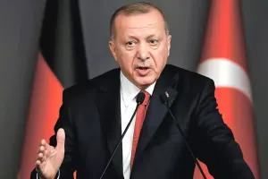 Erdoğanın canlı yayımda halı pisləşdi