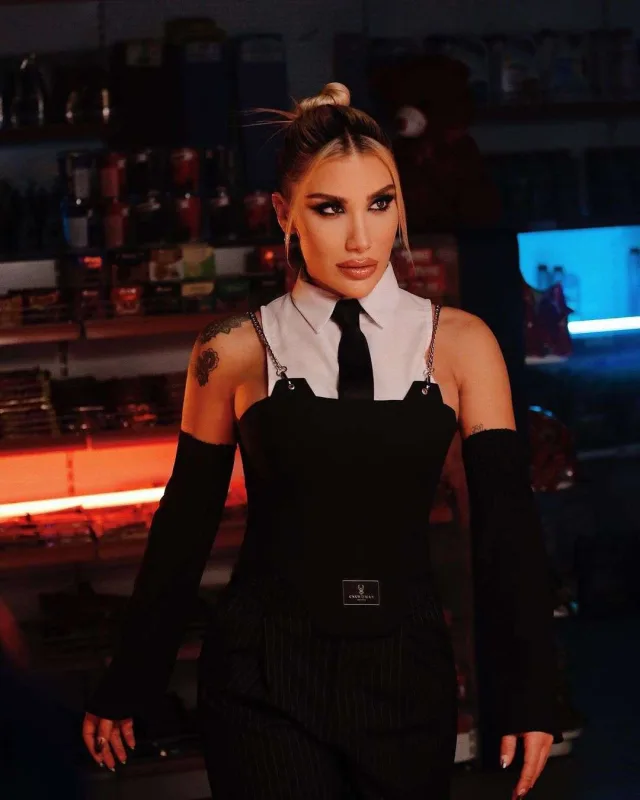 Təsdiq butonu silinən İrem İlonu təhqir etdi