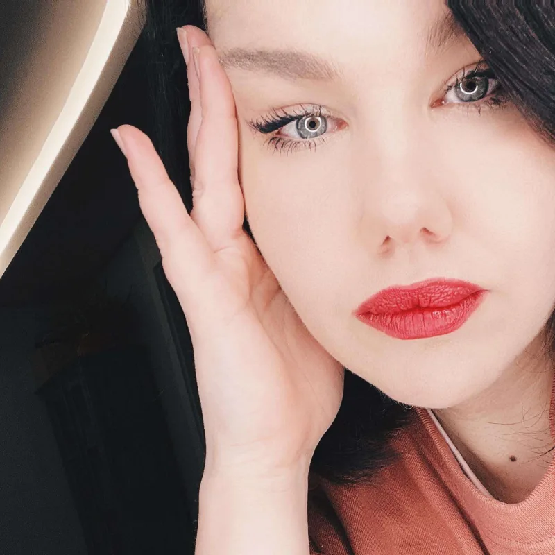 Türk yazarın oğlu üçüncü mərtəbədən yıxıldı