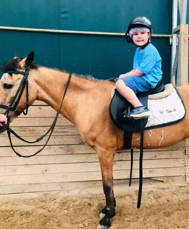 Türk yazarın oğlu üçüncü mərtəbədən yıxıldı
