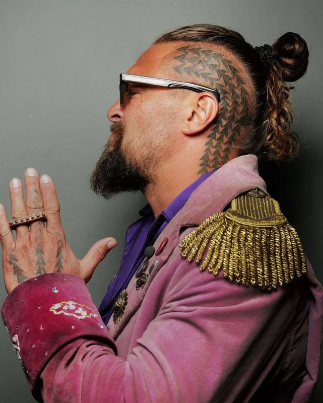 Mamao jurnal üçün pozalar verdi