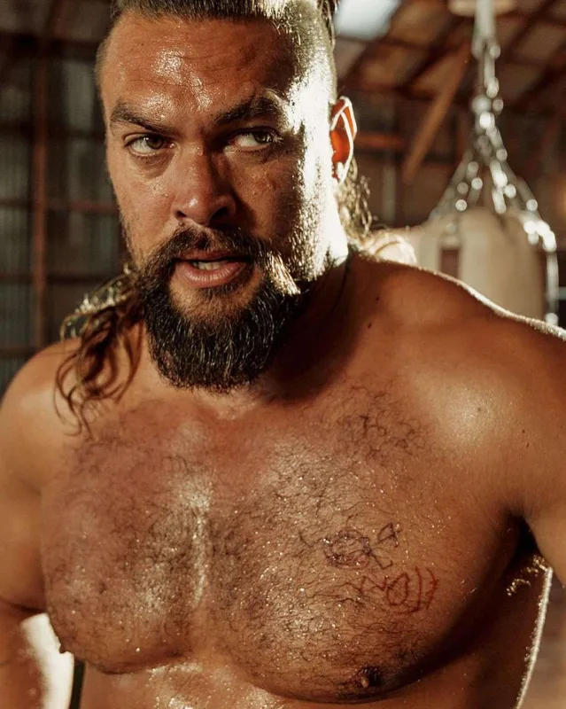 Mamao jurnal üçün pozalar verdi