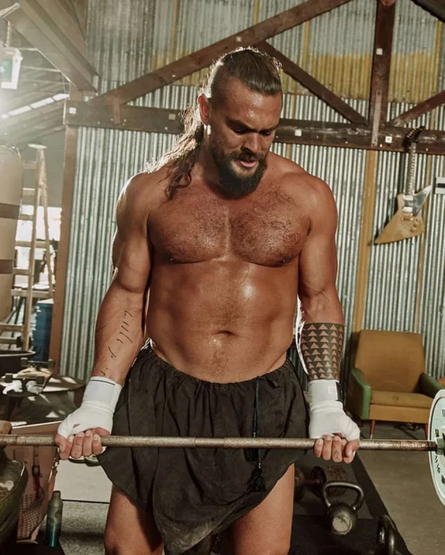 Mamao jurnal üçün pozalar verdi