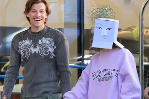 Başına karton qutu taxıb gəzdi