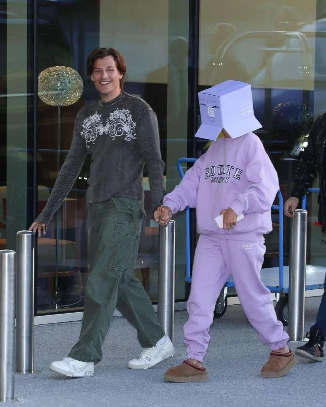 Başına karton qutu taxıb gəzdi