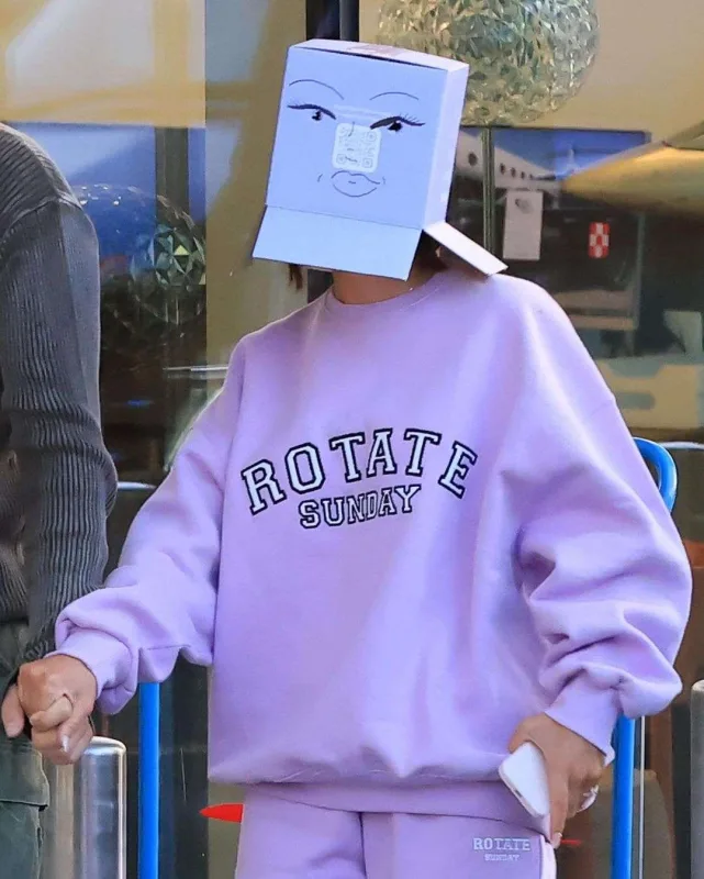 Başına karton qutu taxıb gəzdi