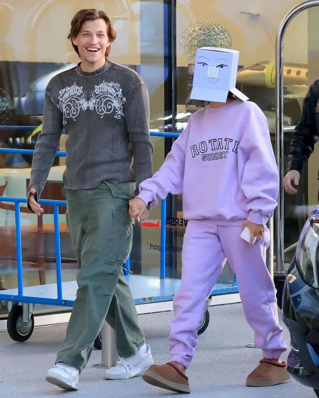 Başına karton qutu taxıb gəzdi