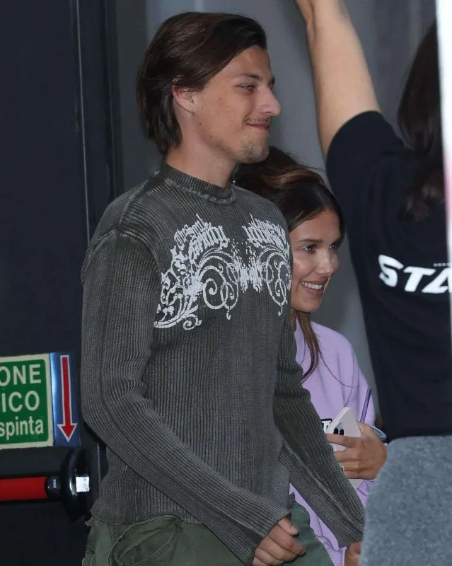 Başına karton qutu taxıb gəzdi