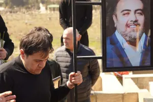 Qardaşını səssizcə yad etdi