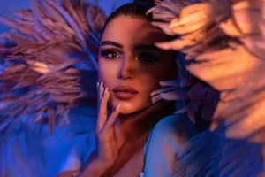 Daxildə ağ, üzdə qara mələk...