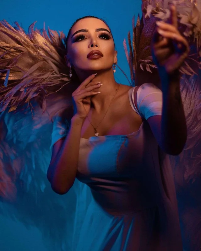 Daxildə ağ, üzdə qara mələk...