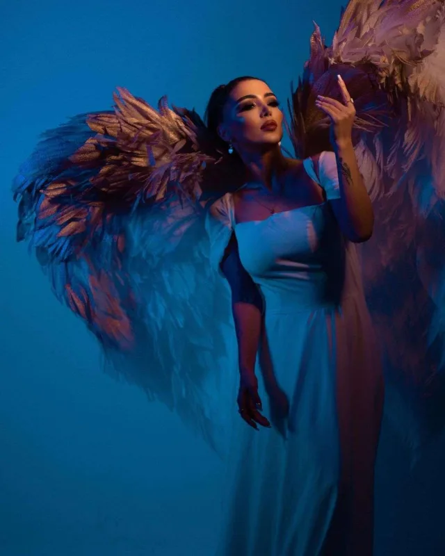 Daxildə ağ, üzdə qara mələk...