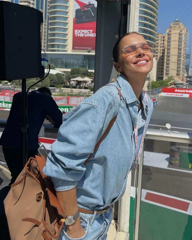 Rus model Bakıdan yazdı