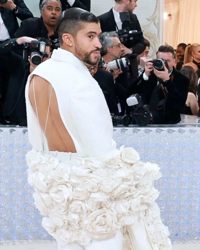 Kürək dekolteli kostyumla gəldi...