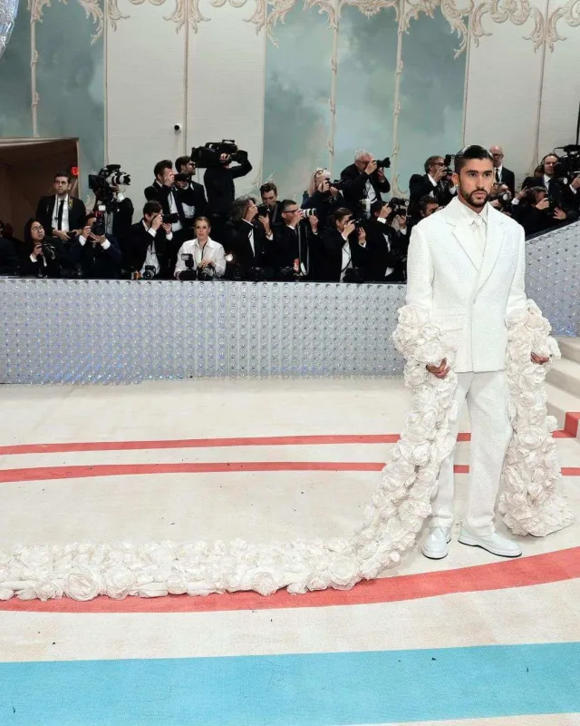 Kürək dekolteli kostyumla gəldi...