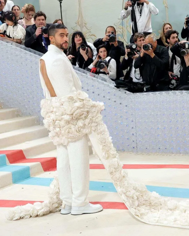 Kürək dekolteli kostyumla gəldi...