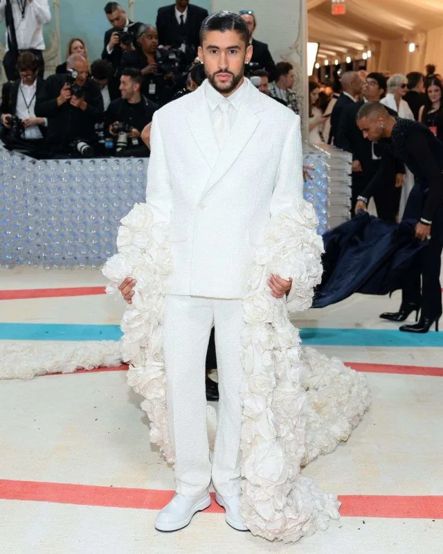 Kürək dekolteli kostyumla gəldi...