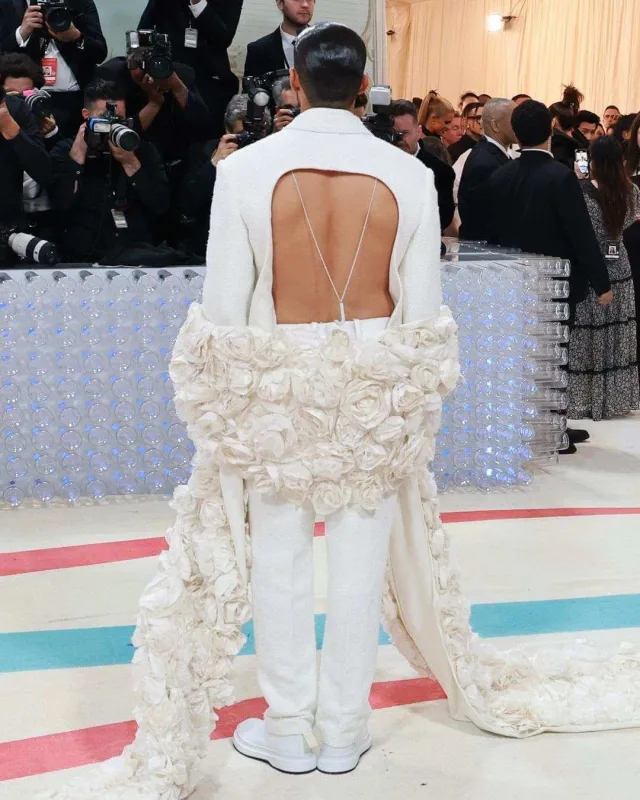 Kürək dekolteli kostyumla gəldi...