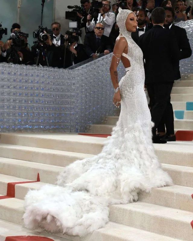 Karlın pişiyi obrazında idilər...