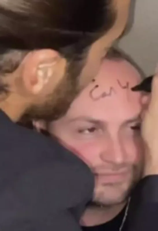 Fanatının alnına adını yazdı