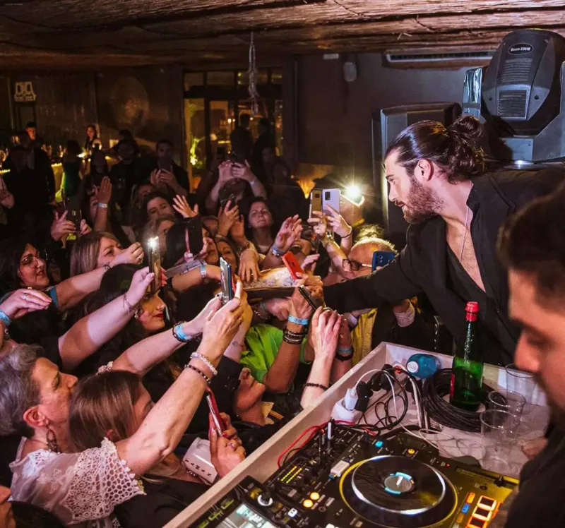 Fanatının alnına adını yazdı