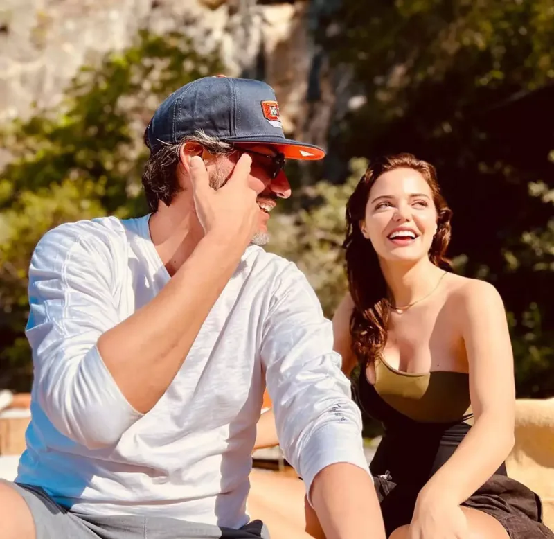 Sevgilisini ilk dəfə paylaşdı