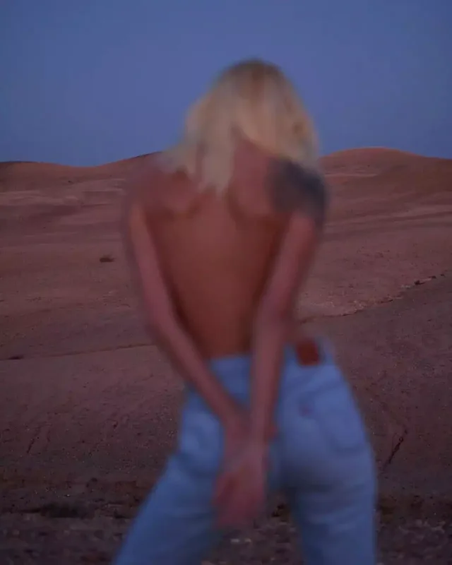 Soyunub kamera qarşısına keçdi