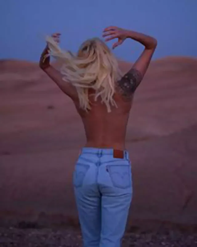 Soyunub kamera qarşısına keçdi