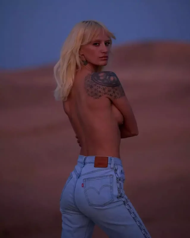 Soyunub kamera qarşısına keçdi