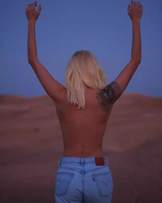 Soyunub kamera qarşısına keçdi