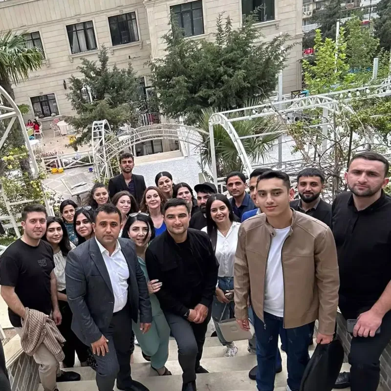 Ad gününü tələbələri ilə keçirdi