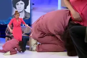 Efirdə Xoşqədəmin ayağından öpdü