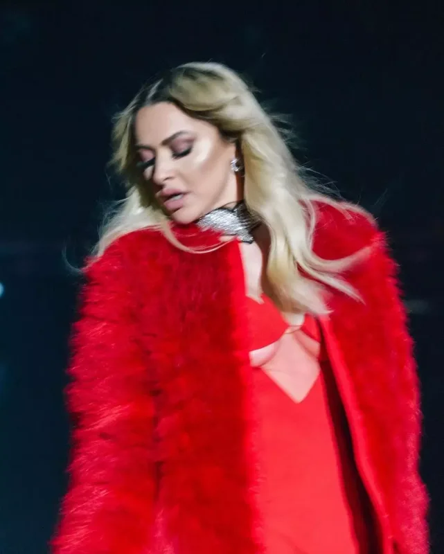 Hadise ilk dəfə Ebrudan danışdı!