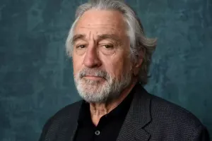 79 yaşlı aktyor yeddinci dəfə ata oldu