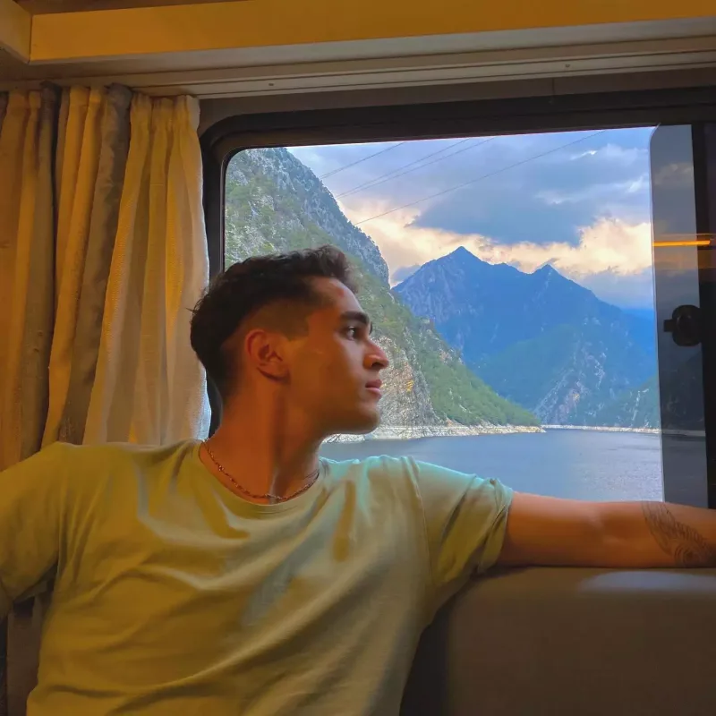 Əkiz qədər bənzəyirlər