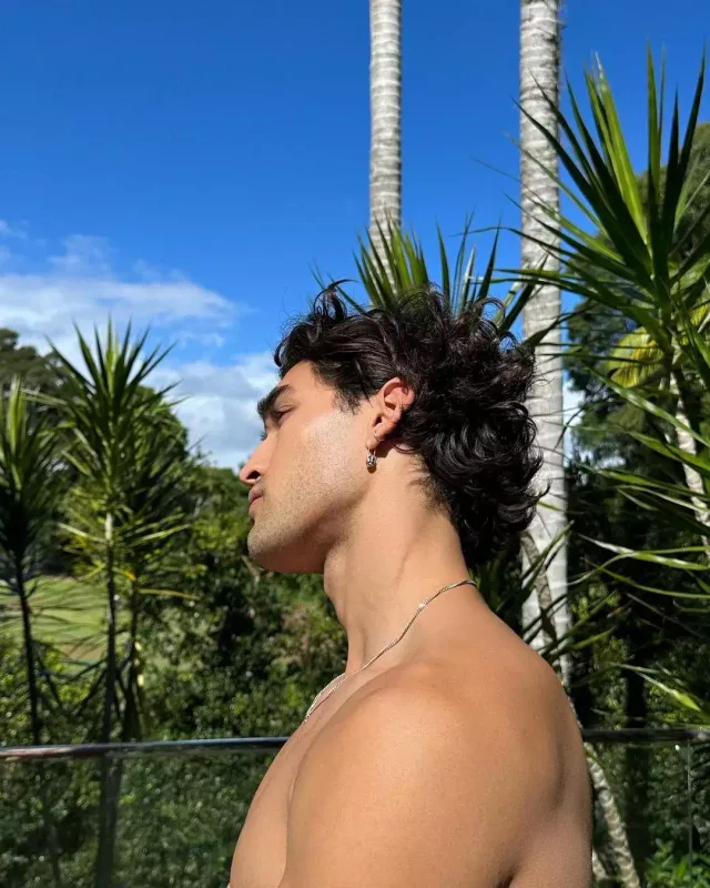 Əkiz qədər bənzəyirlər