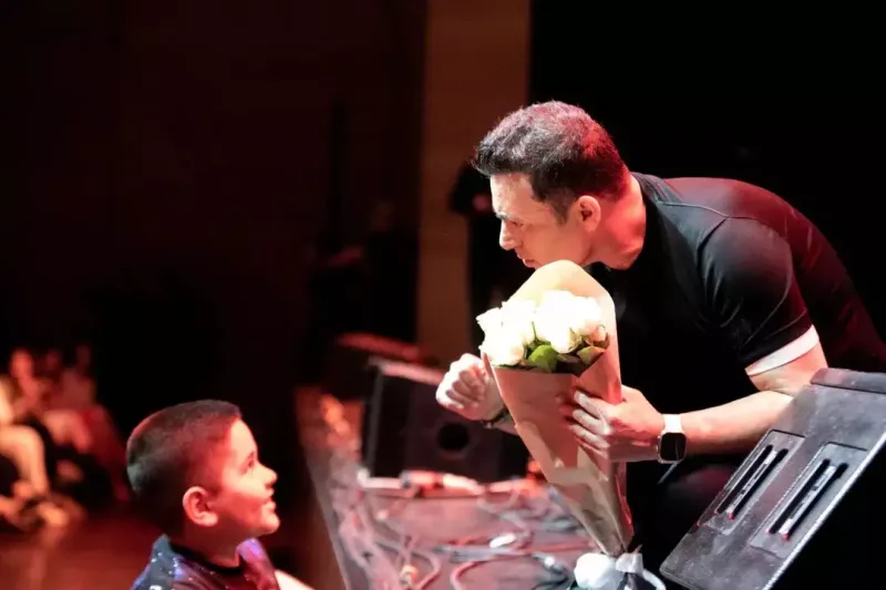 Mustafa Bakıda tamaşaçıları 90-lara apardı